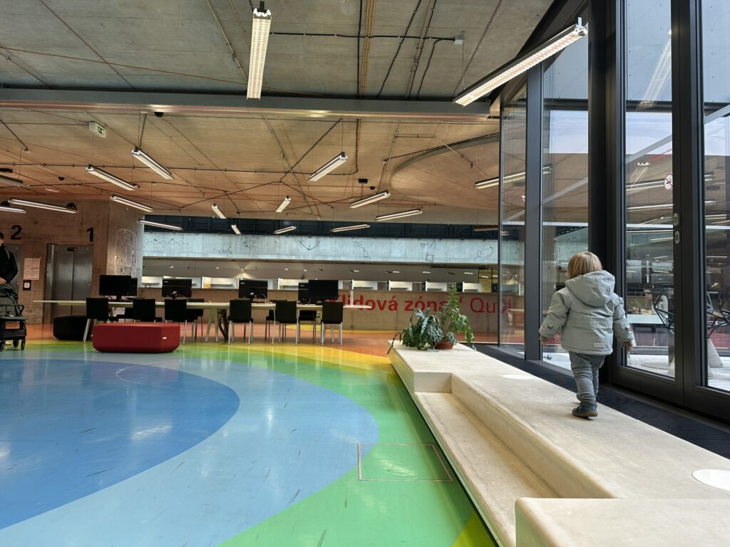 Daughter Marlene explores the colorful quiet work area in the CTU library. Image: Marita Mau / TUM