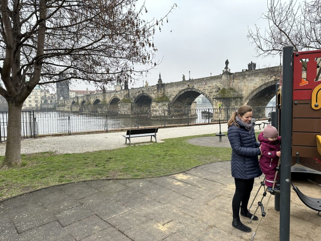 The family explored not just the campus but also the Czech capital to some extent. One of their favorite places: the playground right next to Charles Bridge. Image: Marita Mau / TUM